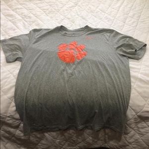 XL Men’s Clemons Tigers shirt.